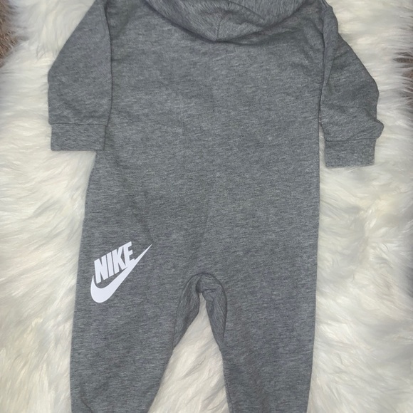 Nike one piece - Picture 3 of 3